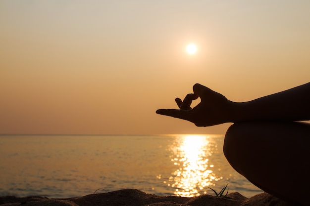 Foto silhueta e yoga na praia com pôr do sol