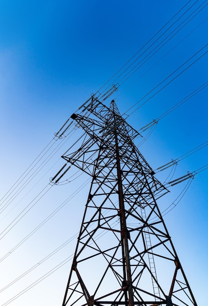 Silhueta escura de construção de fio elétrico. Sombras de torre de tecnologias de energia.