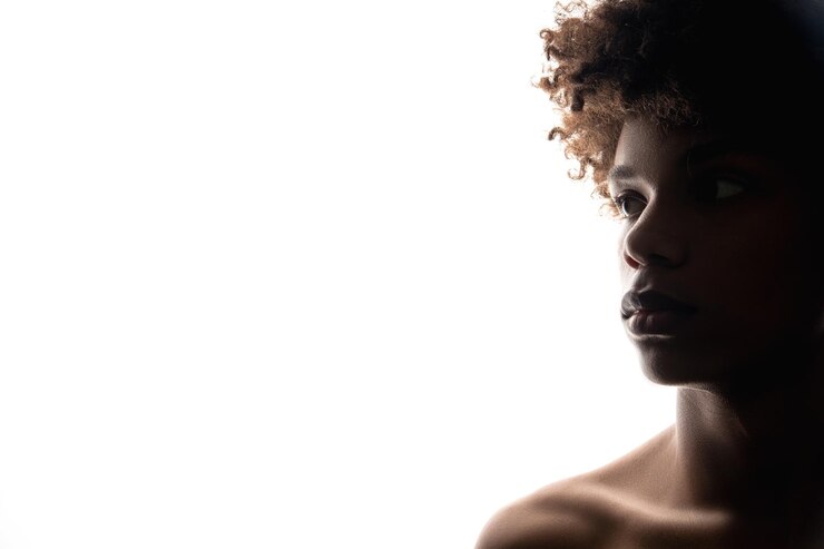 Foto silhueta masculina negra sem racismo jovem forte