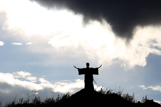 Foto silhueta monge na montanha oração moisés fé deus