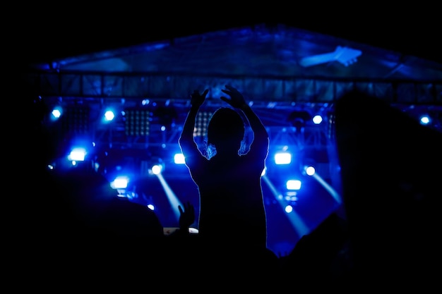 Silhueta negra de jovem em show de rock