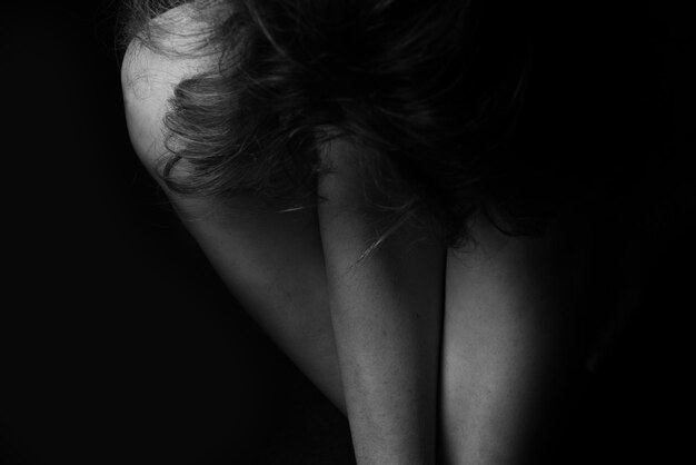 Silhueta nua feminina Retrato em preto e branco Parte das pernas da mulher Mulher madura sexy Jovem adulto com corpo nu