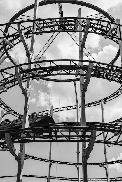 Foto silhueta preta e branca de um passeio de montanha-russa em um parque de diversões