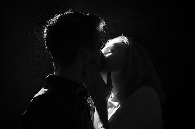 Silhueta preto e branco de um casal se beijando
