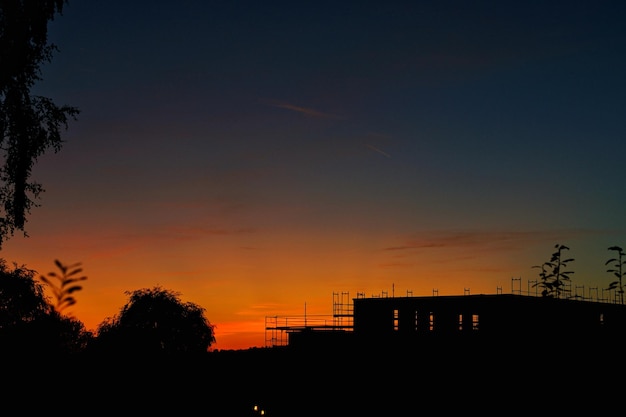 Foto silhuetas de árboles contra el cielo naranja