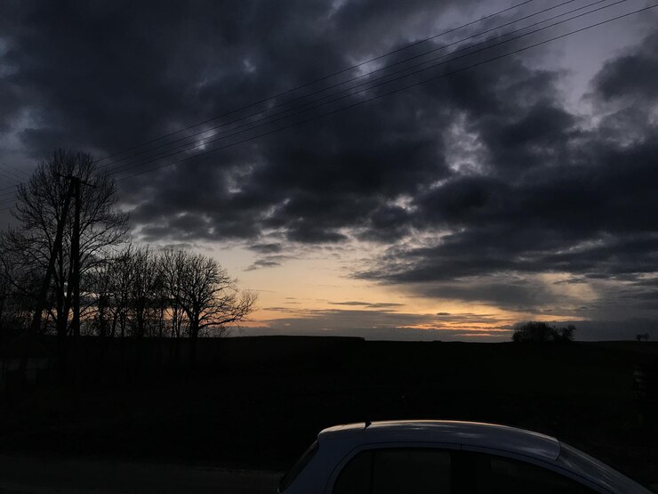 Foto silhuetas de árboles en el paisaje contra el cielo durante la puesta de sol
