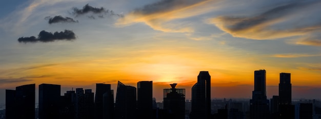 Silhuetas de arranha-céus de singapura ao pôr do sol colorido