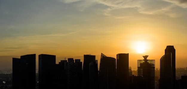 Silhuetas de arranha-céus de singapura ao pôr do sol