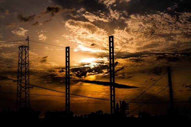 Foto silhuetas de árvores contra o céu durante o pôr-do-sol