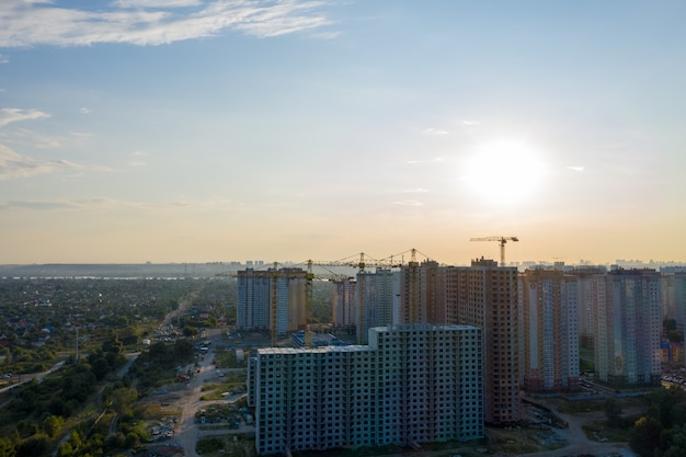 Silhuetas de belo local de construção urbana ao pôr do sol