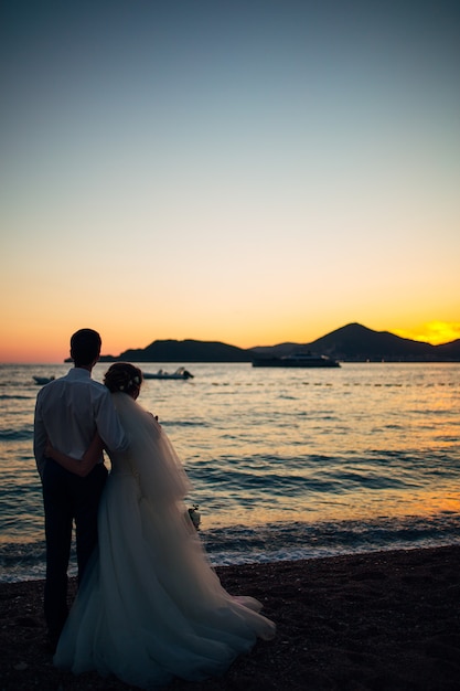 Silhuetas de casais perto de sveti stefan