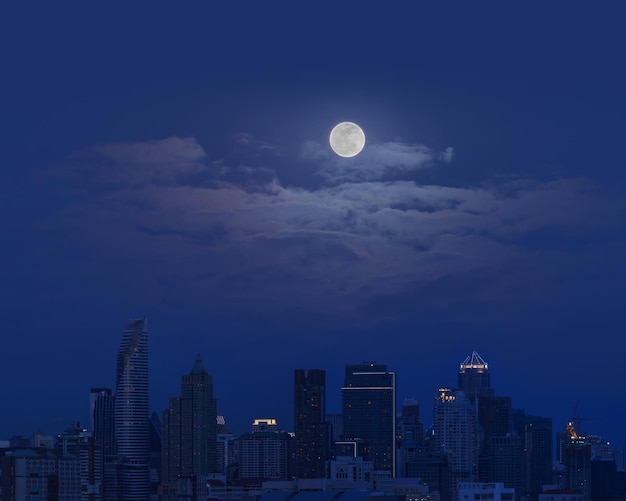 Silhuetas de edifícios contra o céu à noite