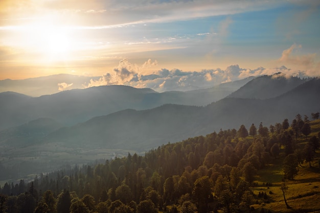 Silhuetas de montanha ao pôr do sol