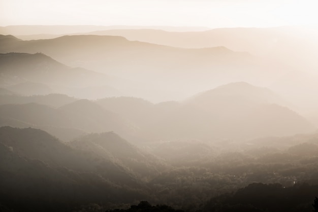 Silhuetas de montanhas