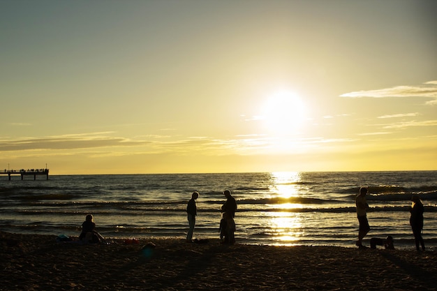 Silhuetas de pessoas na praia