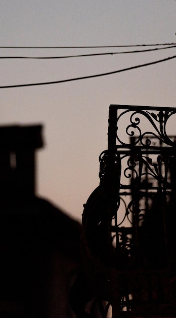 Silhuetas de varandas ao pôr do sol em uma rua em Vic