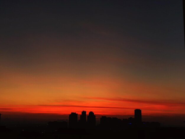 Foto silhuetas de edificios contra el cielo durante la puesta de sol