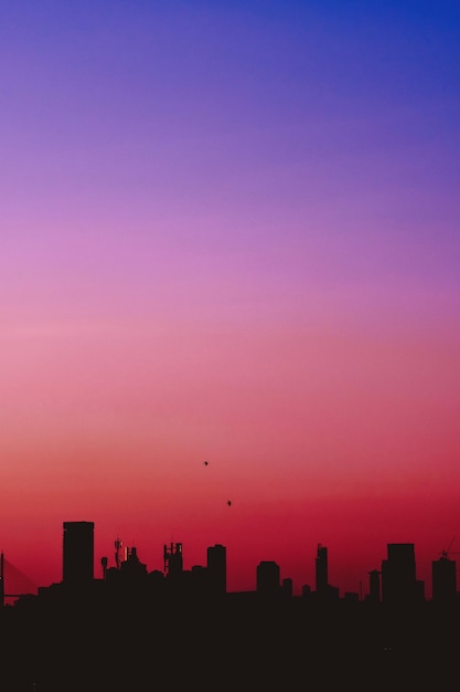 Silhuetas de edificios contra el cielo durante la puesta de sol