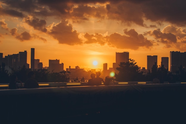 Silhuetas de edificios contra el cielo durante la puesta de sol