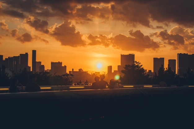 Foto silhuetas de edificios contra el cielo durante la puesta de sol