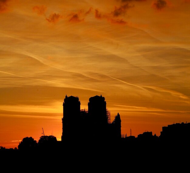 Foto silhuetas de edificios contra el cielo durante la puesta de sol