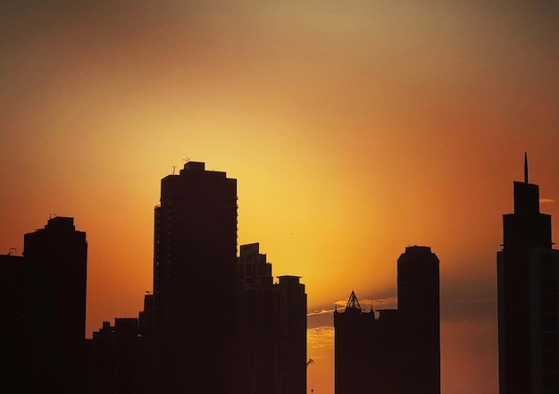 Foto silhuetas de edificios contra el cielo durante la puesta de sol