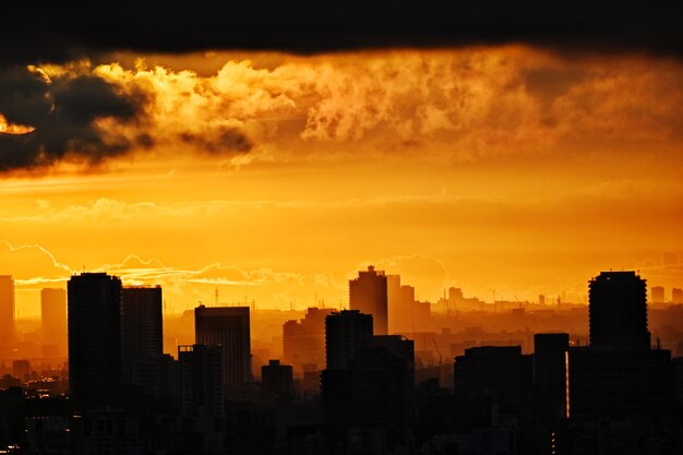 Foto silhuetas de edificios contra el cielo durante la puesta de sol