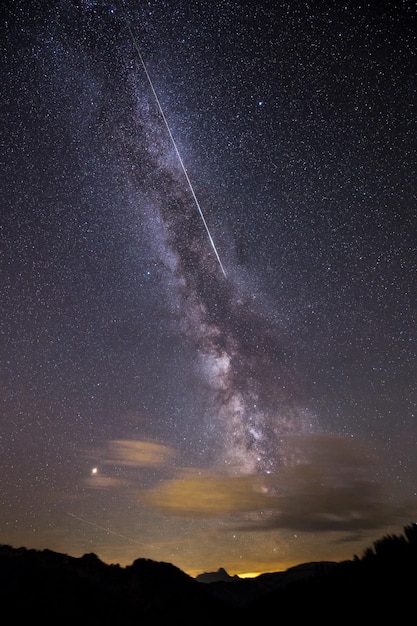 Silhuetas de montañas contra el cielo nocturno