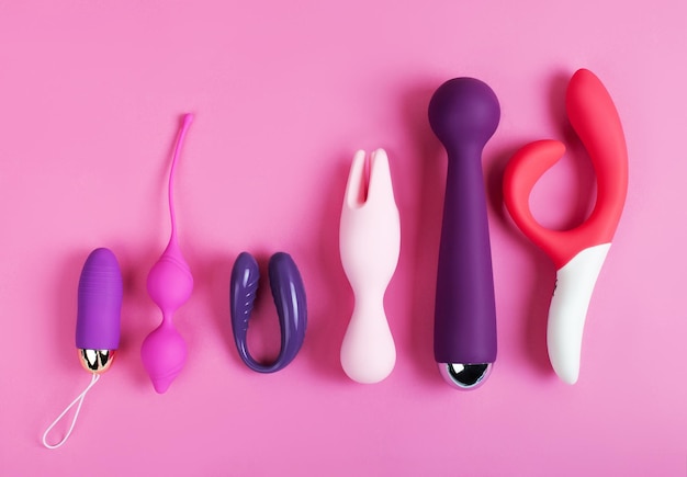 Silikon-Sexspielzeug auf rosa Hintergrund. Erotisches Spielzeug zum Spaß. Sex-Gadget und Masturbationsgerät.