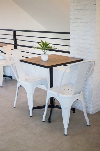 Silla de acero blanco y mesa de madera