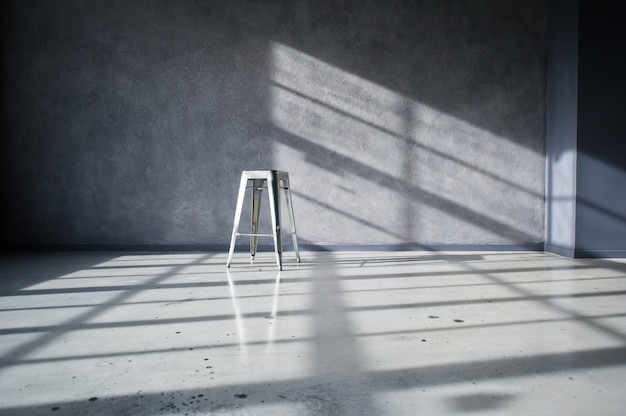 Silla de acero en el interior de un loft negro studio