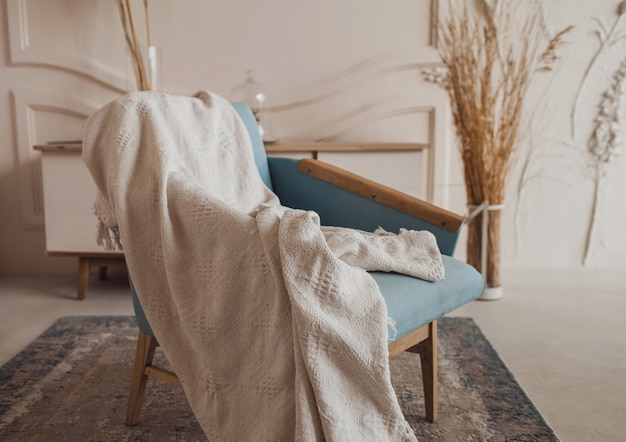 Silla acogedora con tela en la habitación. elegante interior del apartamento