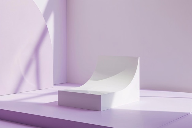 Silla blanca en el cuarto rosa