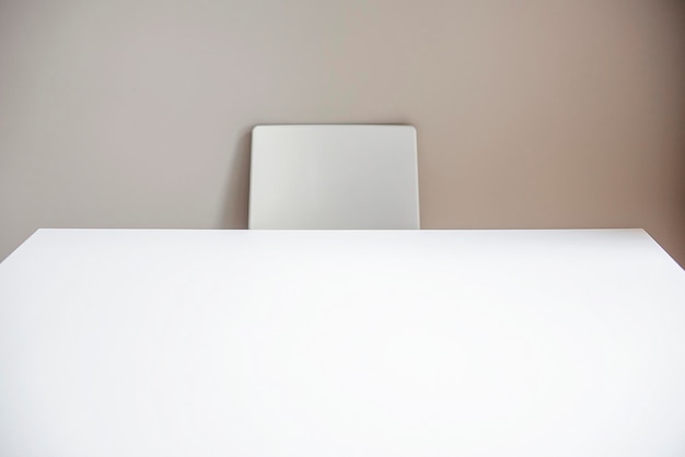 Foto silla blanca detrás de una mesa en la sala de estar el concepto de minimalismo en el diseño interior de la casa
