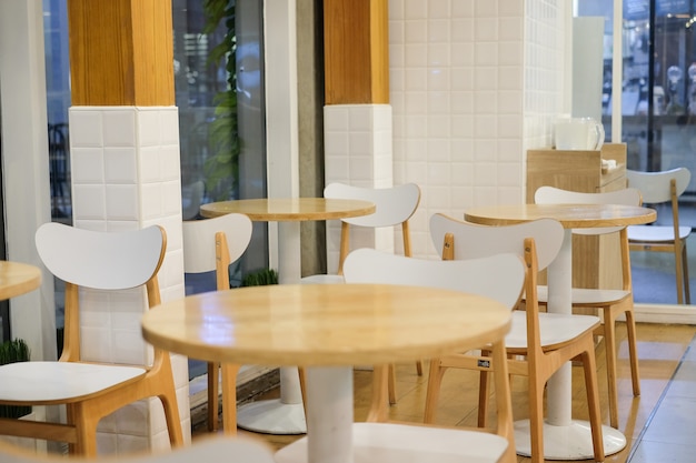 Silla blanca y mesa de madera marrón para el desayuno, el almuerzo y la cena
