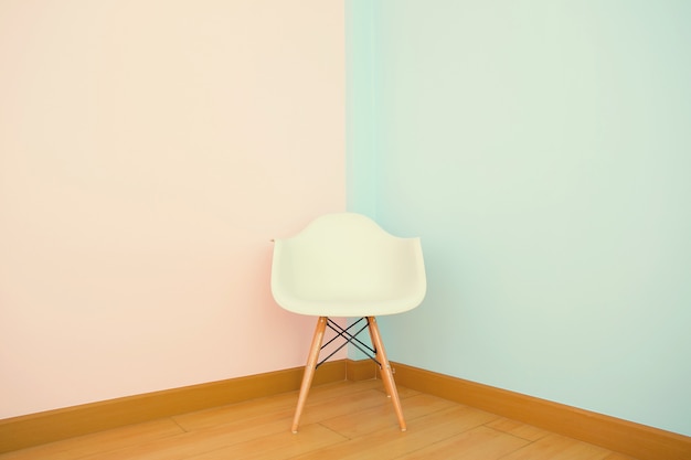 silla blanca en la sala de estar en la pared de colores pastel