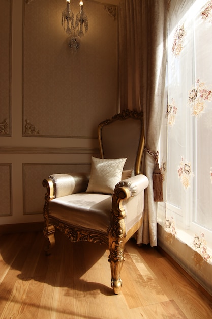 Foto silla clásica de lujo en esquina interior