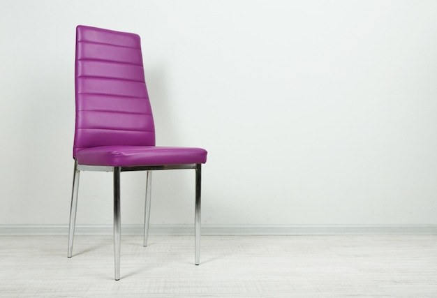 Foto silla de color moderno en una habitación vacía sobre fondo de pared