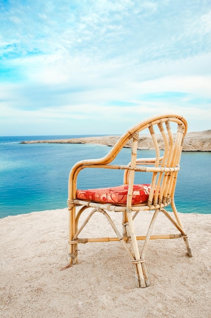 Foto silla elegantemente hermosa en el fondo del paisaje de la naturaleza del mar