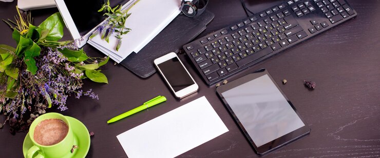 Foto una silla de escritorio negra con un bolígrafo verde junto a un monitor de computadora
