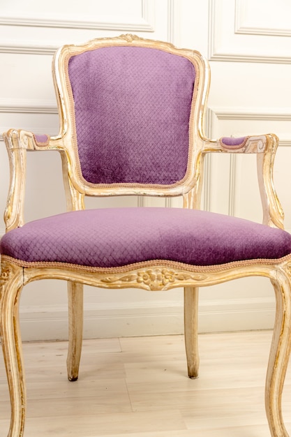 Silla de estilo farbirc clásico vintage morado en interiores.