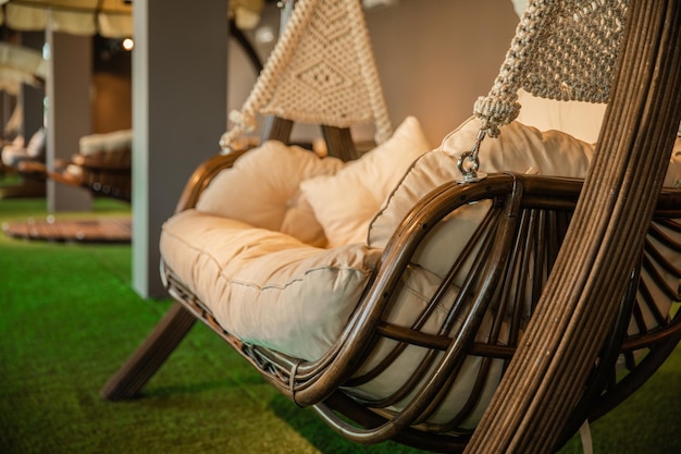 Una silla en una habitación con una alfombra verde al fondo.