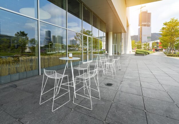 Silla de hierro blanco en café al aire libre, Shenzhen Bay Park, China