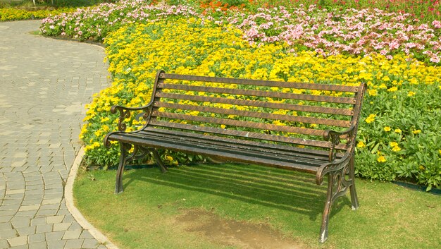 silla en el jardín de flores en verano