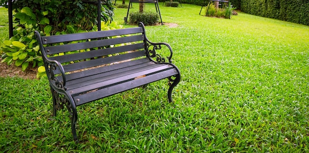 Silla de jardín de metal sobre hierba verde