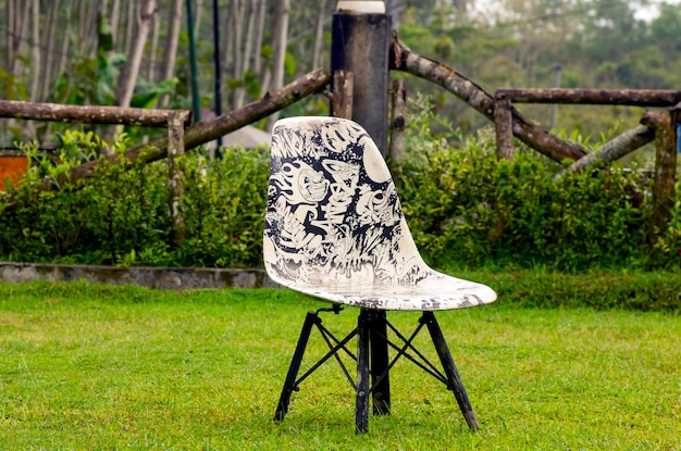 Una silla de jardín pintada en el parque.