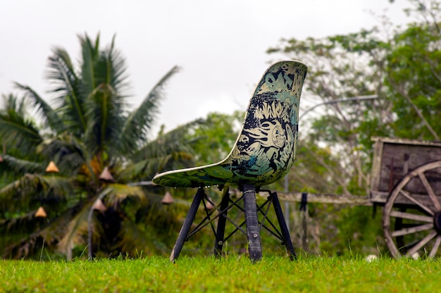 Una silla de jardín pintada en el parque.