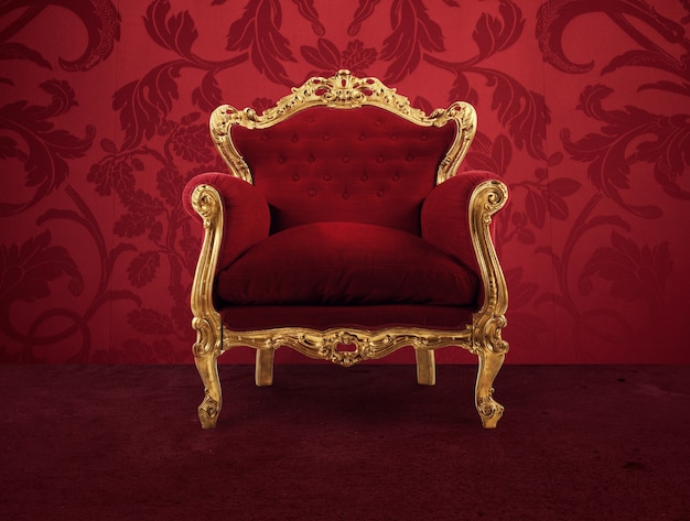 Silla de lujo roja y dorada en una habitación antigua