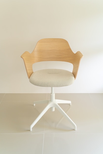 silla de madera con asiento de tela gris