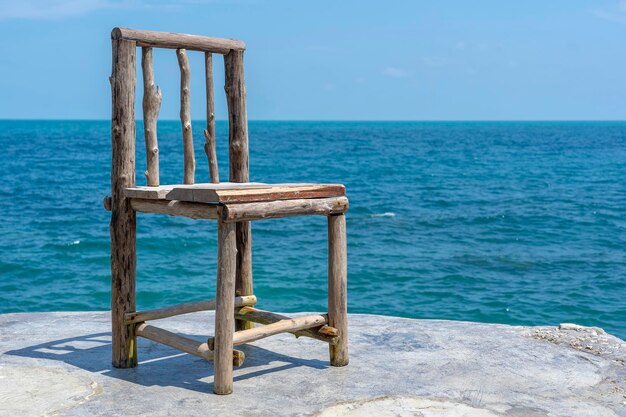 Silla de madera en café vacío al lado del agua de mar en la playa tropical Island Koh Phangan Tailandia